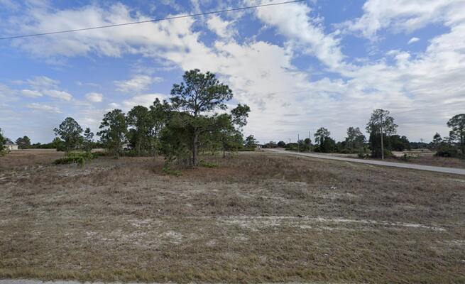 Spacious Corner Lot in the Fast-Growing Lehigh Acres Area